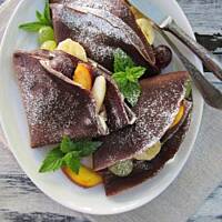 Kakaowe naleśniki z owocami i bitą śmietaną