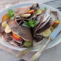 Kakaowe naleśniki z owocami i bitą śmietaną