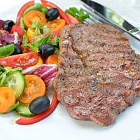 Stek wołowy z grilla z lekką sałatką