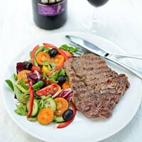 Stek wołowy z grilla z lekką sałatką