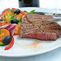 Stek wołowy z grilla z lekką sałatką