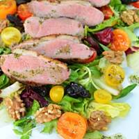 Sałatka z grillowaną piersią kaczki, orzechami i suszoną śliwką