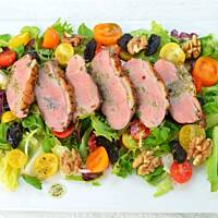 Sałatka z grillowaną piersią kaczki, orzechami i suszoną śliwką