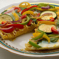 Kolorowy omlet z makaronu i jesiennych warzyw