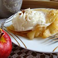 Naleśniki z jabłuszkiem i bitą śmietaną