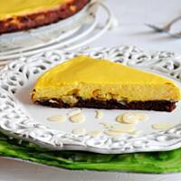 Sernik dyniowo-pomarańczowy z czekoladą i migdałami