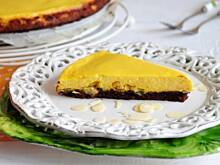 Fot. MIENTA, Sernik dyniowo-pomarańczowy z czekoladą i migdałami