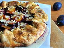 Fot. MIENTA, Tarta rustykalna ze śliwkami i migdałami