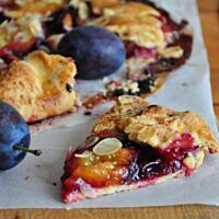 Tarta rustykalna ze śliwkami i migdałami