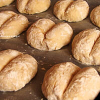 bułki z przedziałkiem (dupki)...