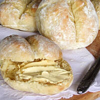 bułki z przedziałkiem (dupki)...