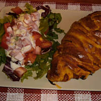 Piersi nadziane suszonymi pomidorami i chorizo w cieście francuskim