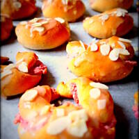 Różowe rogaliki z nadzieniem orzechowym