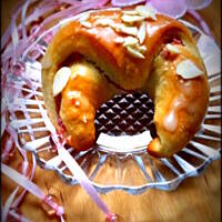 Różowe rogaliki z nadzieniem orzechowym