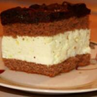 Ciasto z delikatną pianką i śliwkami w czekoladzie