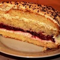 Biały tort z truskawkami