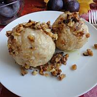 Serowe knedle ze śliwkami i orzechami