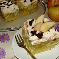 Szarlotka na biszkopcie z bitą śmietaną