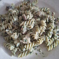 Makaron z kurczakiem, szpinakiem i pieczarkami