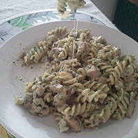 Makaron z kurczakiem, szpinakiem i pieczarkami