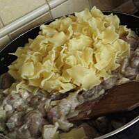 Makaron z sosem z maślaków.