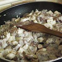 Makaron z sosem z maślaków.