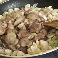 Makaron z sosem z maślaków.