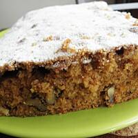 Ciasto marchewkowe z orzechami.