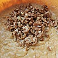 Ciasto marchewkowe z orzechami.