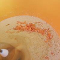 Ciasto marchewkowe z orzechami.