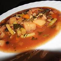 Zupa jarzynowa z jarmużem.