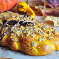 Dyniowa chałka z orzechową kruszonką