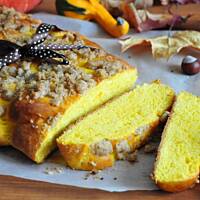 Dyniowa chałka z orzechową kruszonką