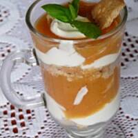 Deser jogurtowy z brzoskwiniami