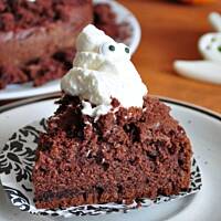 Kakaowe ciasto z bitą śmietaną