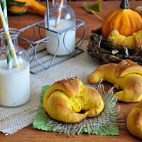 Krucho-drożdżowe rogaliki dyniowe z nadzieniem