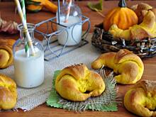 Fot. MIENTA, Krucho-drożdżowe rogaliki dyniowe z nadzieniem