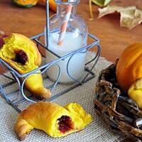 Krucho-drożdżowe rogaliki dyniowe z nadzieniem