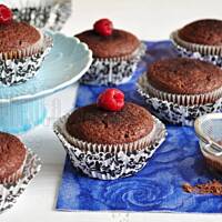 Babeczki kakaowe z malinami i bananem