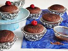 Fot. MIENTA, Babeczki kakaowe z malinami i bananem