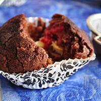 Babeczki kakaowe z malinami i bananem