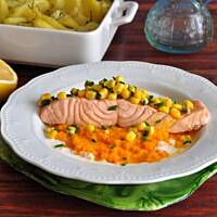 Łosoś na kremowej marchewce z kukurydzą i szczypiorkiem