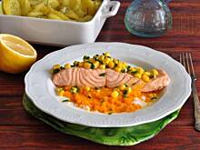 Fot. MIENTA, Łosoś na kremowej marchewce z kukurydzą i szczypiorkiem