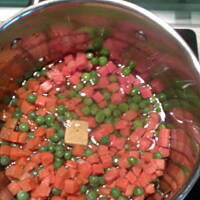 kurczak w ziołach z groszkiem i marchewka