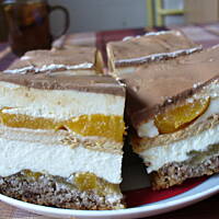 Sernik orzechowo-brzoskwiniowy