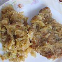 Kotlety schabowe duszone w kapuście kiszonej