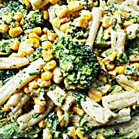 Sałatka z makaronu z brokułem i kukurydzą
