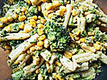 Fot. natalka1, Sałatka z makaronu z brokułem i kukurydzą