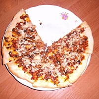 Domowa pizza z grzybami leśnymi