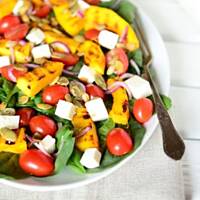 Sałatka z grillowaną dynią, szpinakiem i fetą